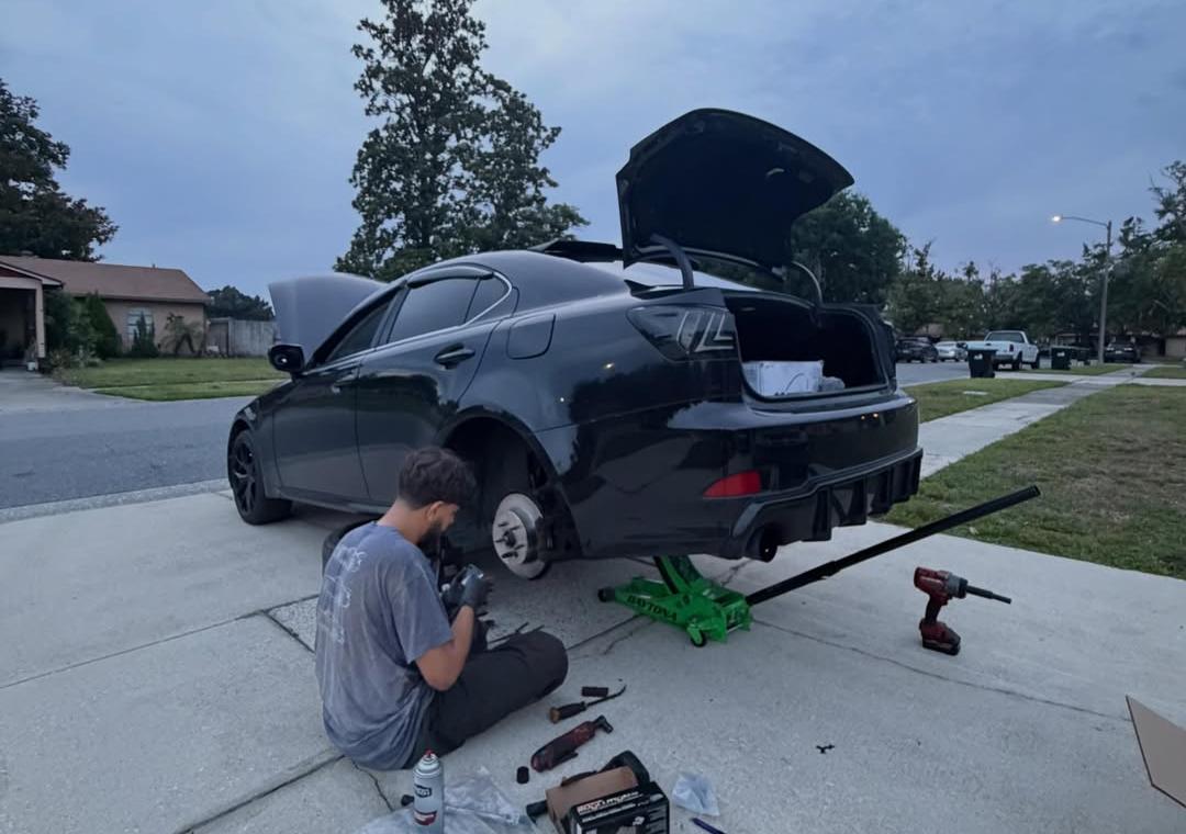 Bears Mobile Mechanic working on a customer vehicle in Orlando, FL